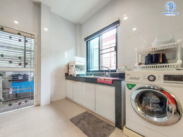 *****บ้านเดี่ยวมือสองย่านนนทบุรี ม.ลัดดาวิลล์4 บ้านกล้วย-ไทรน้อย บ้านสวยหลังใหญ่ เนื้อที่มากสุดถึง 53.4 ตร.ว. ฟังก์ชันครบ 4 ห้องนอน 3 ห้องน้ำ 2 ที่จอดรถ บนทำเลศักยภาพ ใกล้จุดขึ้นทางด่วน "กาญจนาภิเษก" เพียง 15 นาทีก็ถึงรถไฟฟ้าสายสีม่วง "สถานีคลองบางไผ่" ในราคาสุดคุ้ม!